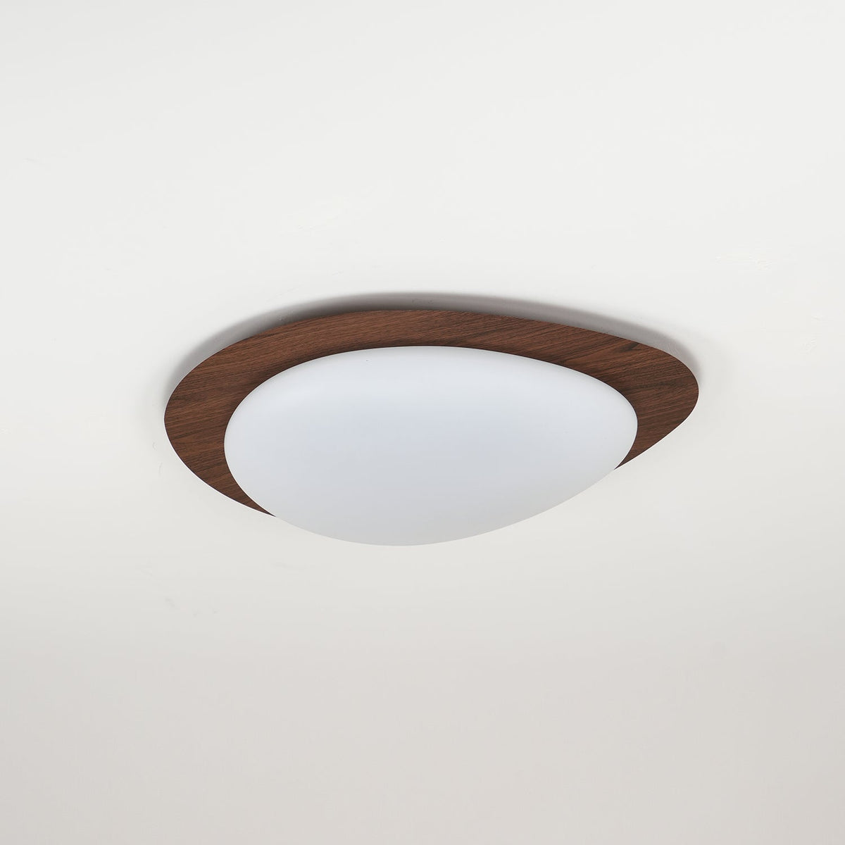 Sylenia lampa sufitowa Pebble orzechowe drewno akryl LED