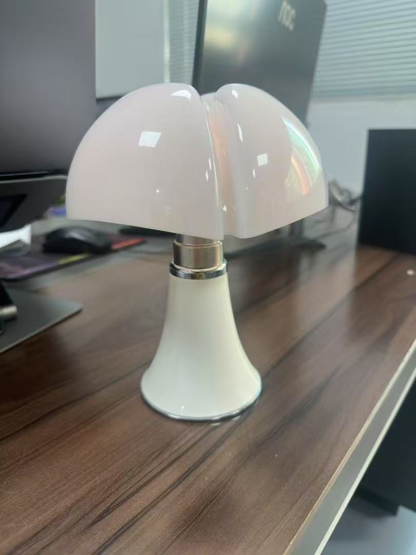 Flaria lampa stołowa