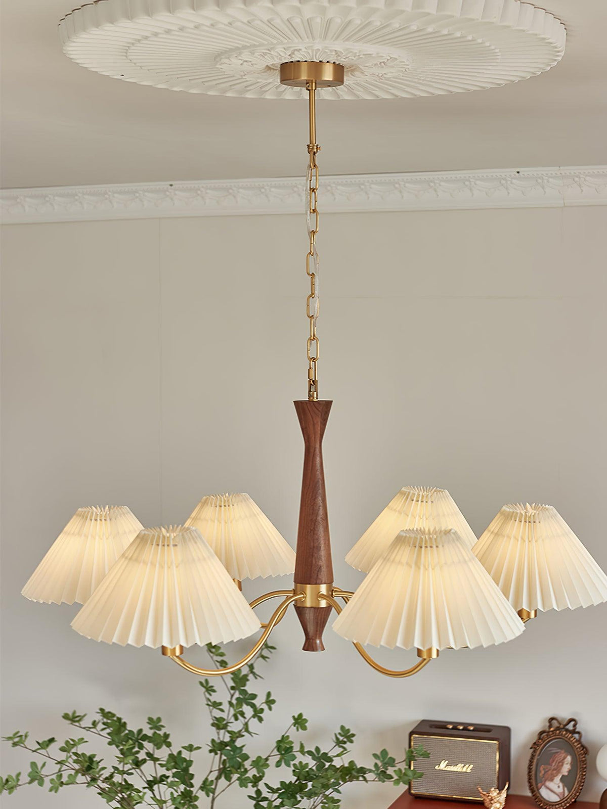 Calivine żyrandol z plisowanymi białymi kloszami w stylu mid-century