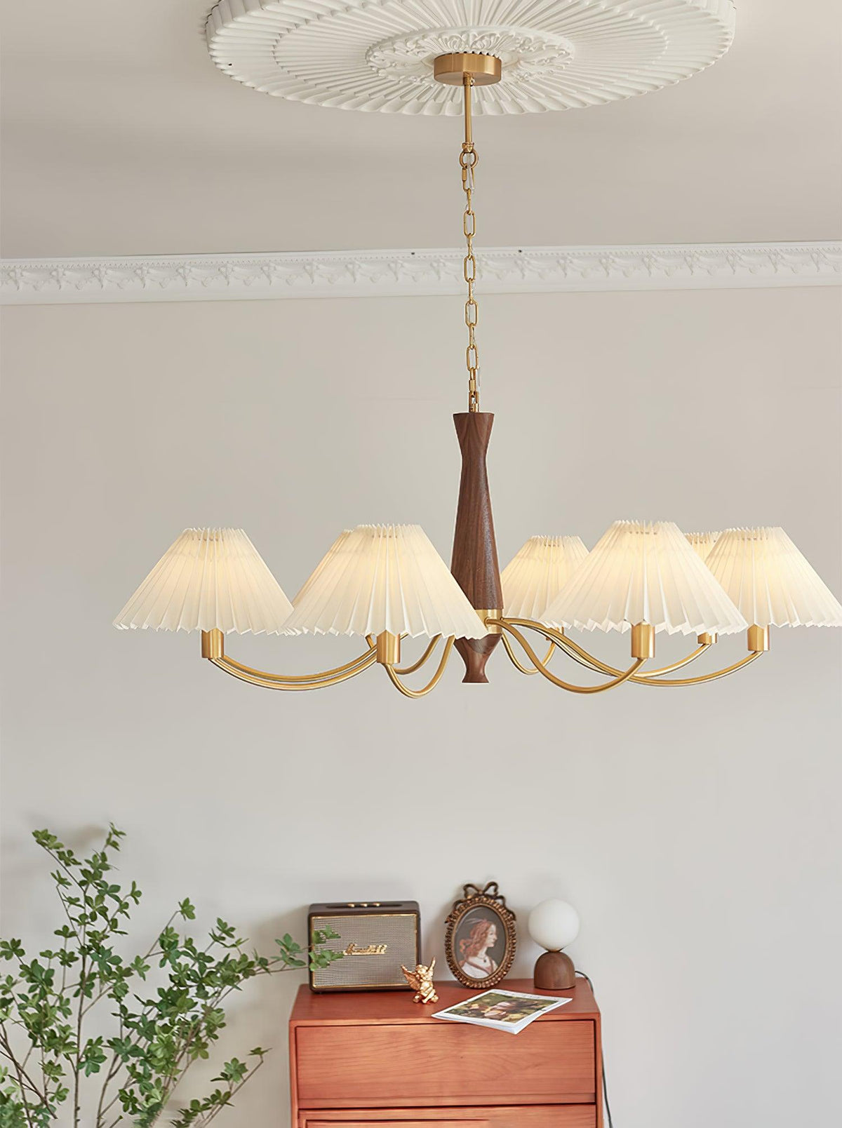Calivine żyrandol z plisowanymi białymi kloszami w stylu mid-century