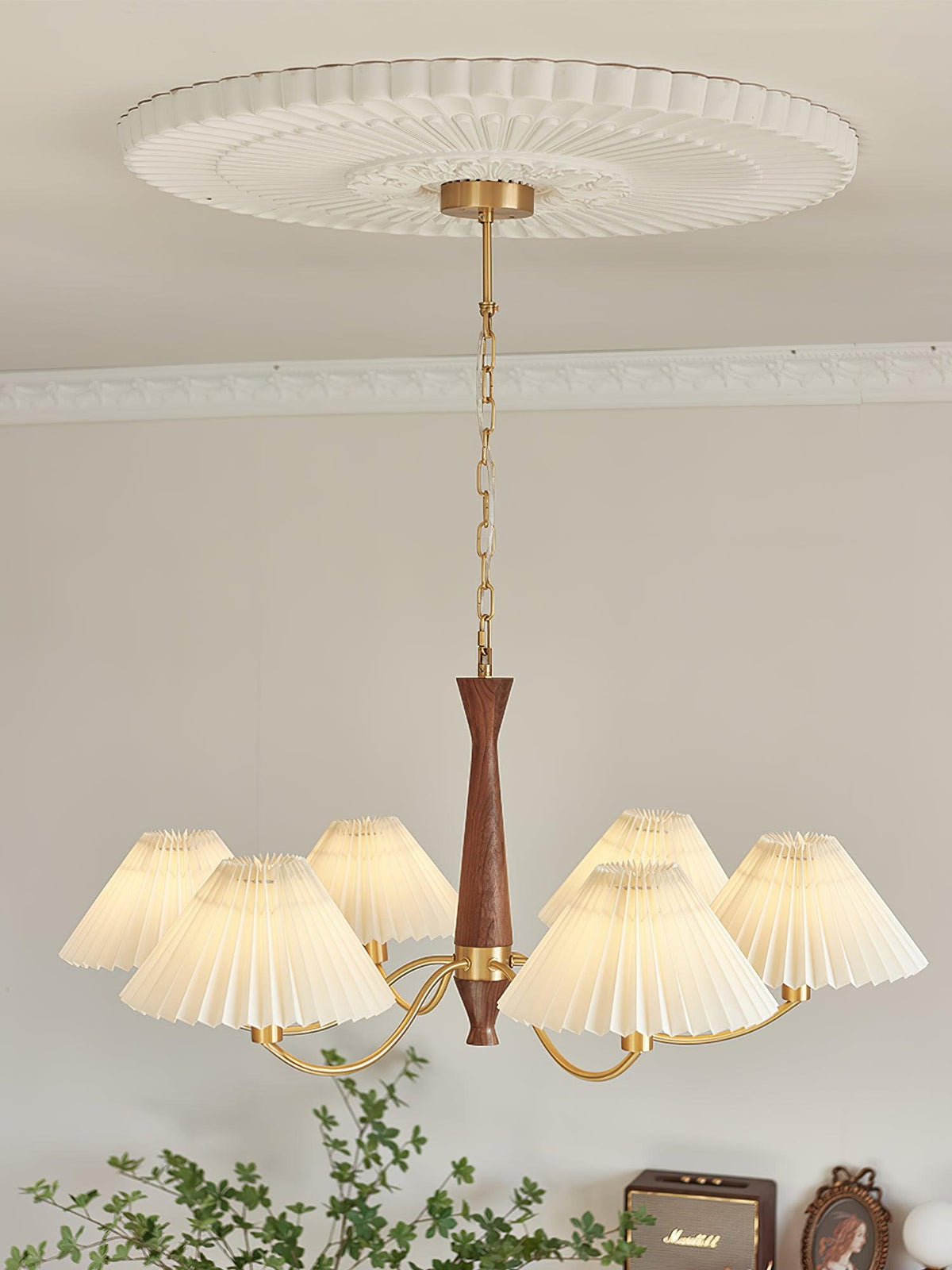 Calivine żyrandol z plisowanymi białymi kloszami w stylu mid-century