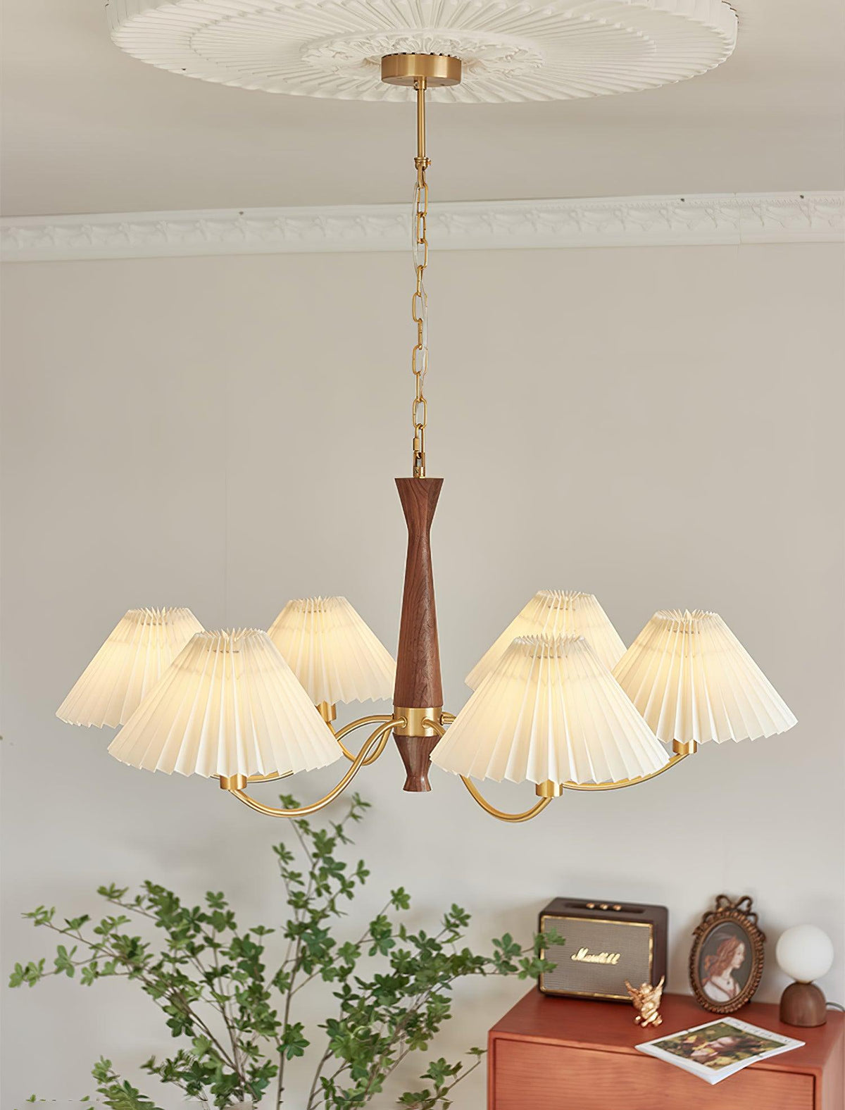 Calivine żyrandol z plisowanymi białymi kloszami w stylu mid-century