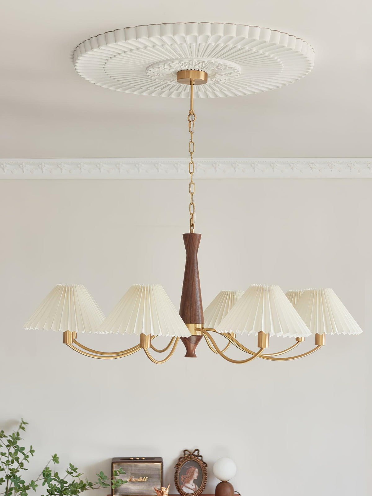 Calivine żyrandol z plisowanymi białymi kloszami w stylu mid-century