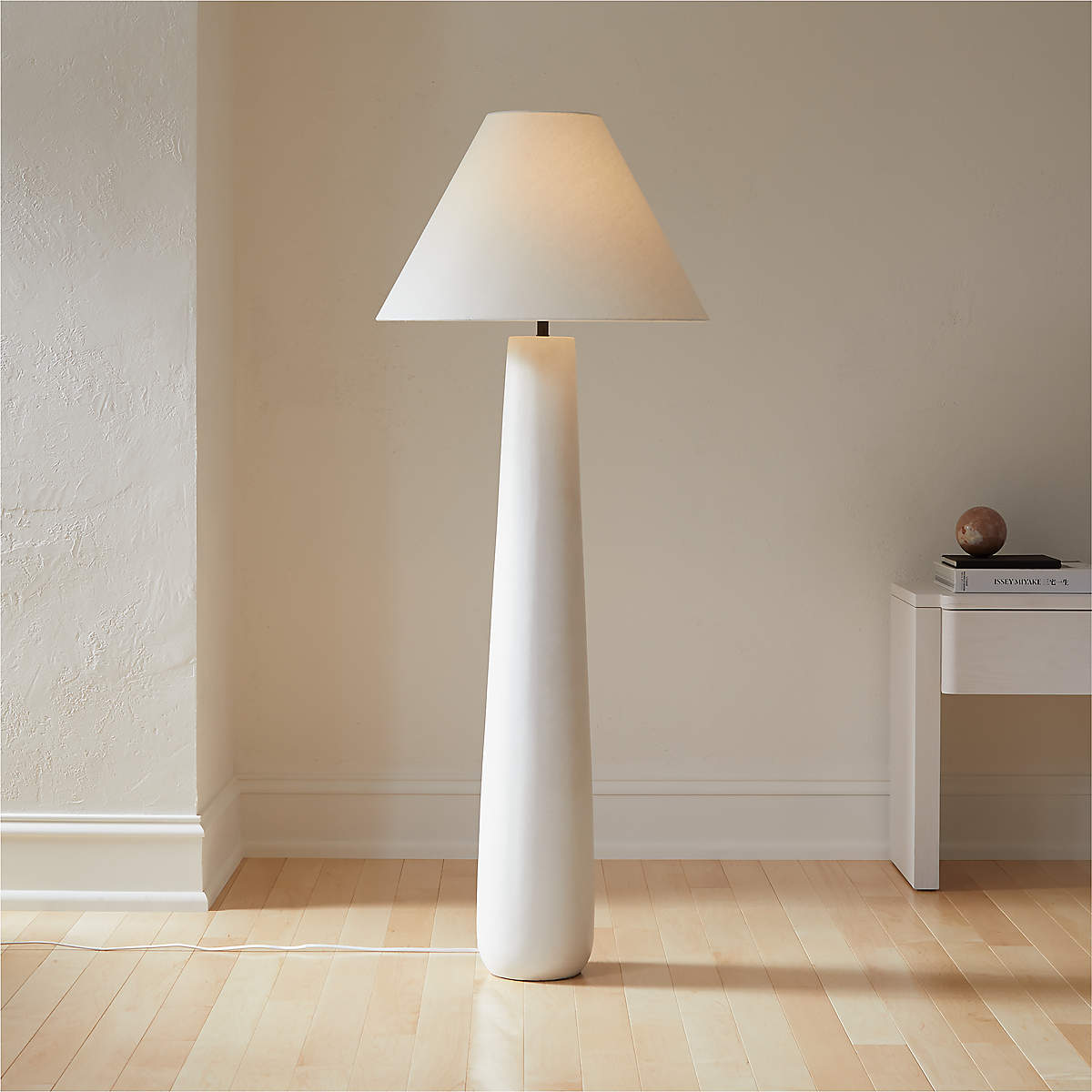 Columnil biała lampa stojąca