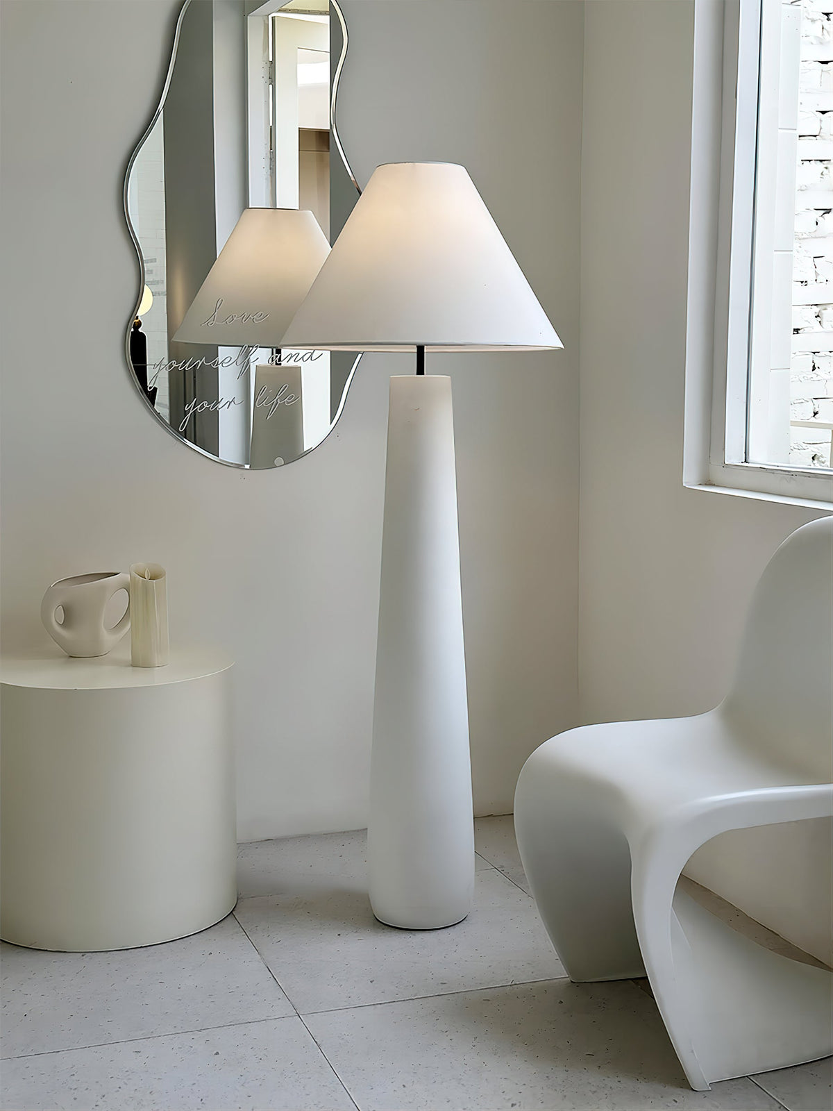 Columnil biała lampa stojąca