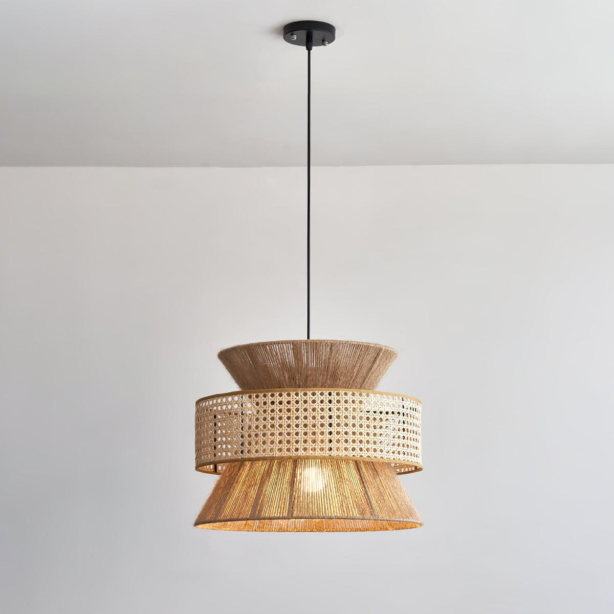 Aria wisząca lampa w stylu boho ze słomy rattanowej i bambusa