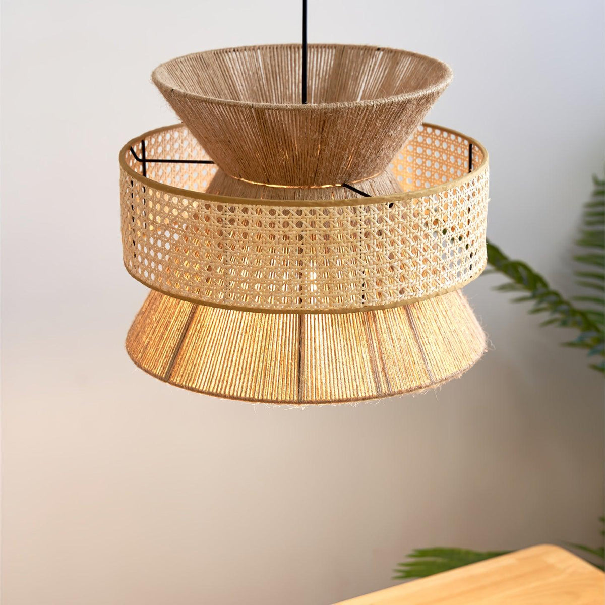 Aria wisząca lampa w stylu boho ze słomy rattanowej i bambusa