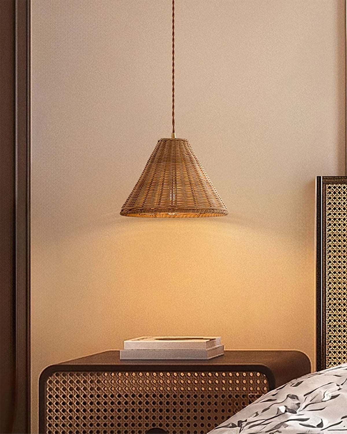 Lampa wisząca Model A S w kształcie stożka z naturalnym minimalistycznym cieniem rattanowym i metalową obudową