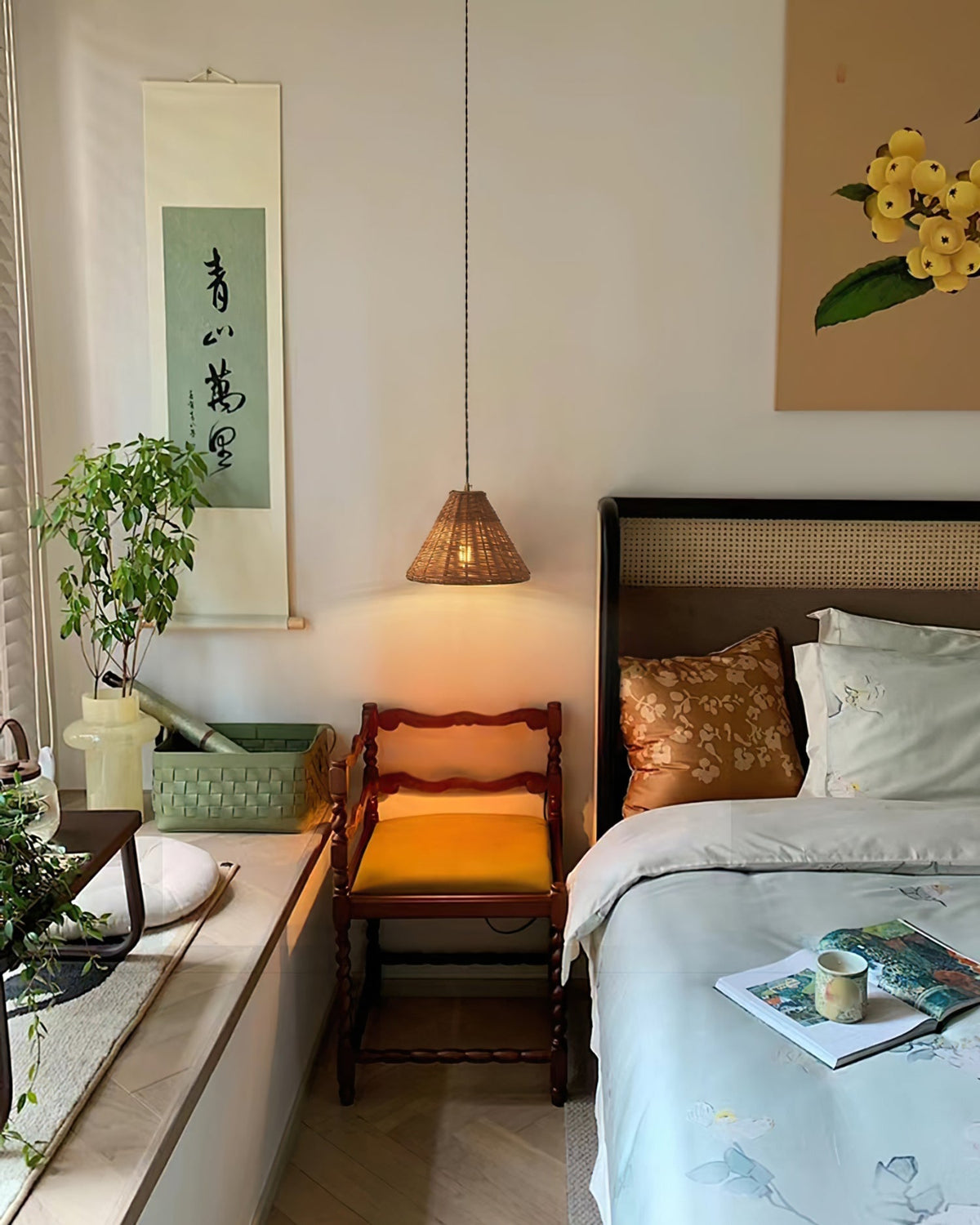 Lampa wisząca Model A S w kształcie stożka z naturalnym minimalistycznym cieniem rattanowym i metalową obudową