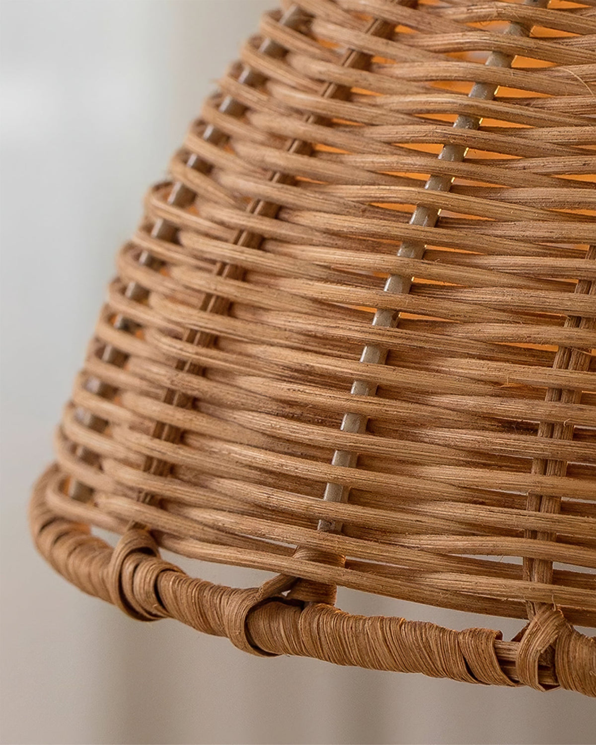 Lampa wisząca Model A S w kształcie stożka z naturalnym minimalistycznym cieniem rattanowym i metalową obudową