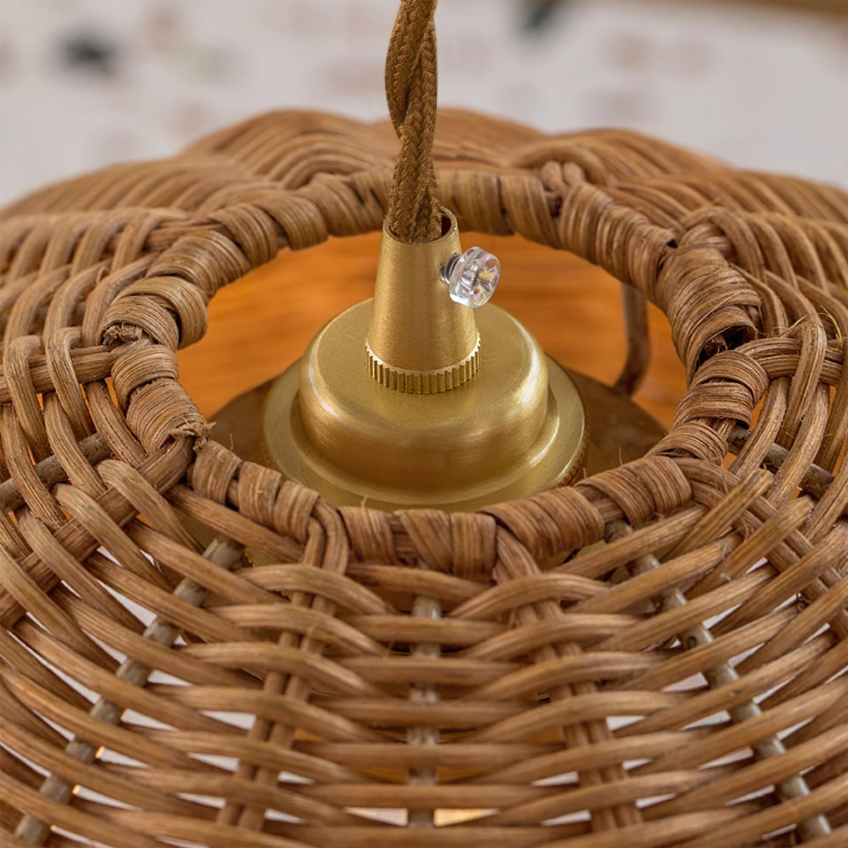 Lampa wisząca Model A S w kształcie stożka z naturalnym minimalistycznym cieniem rattanowym i metalową obudową