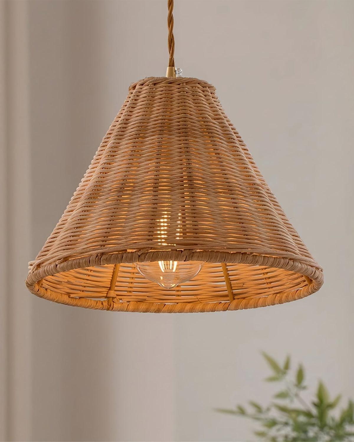 Lampa wisząca Model A S w kształcie stożka z naturalnym minimalistycznym cieniem rattanowym i metalową obudową