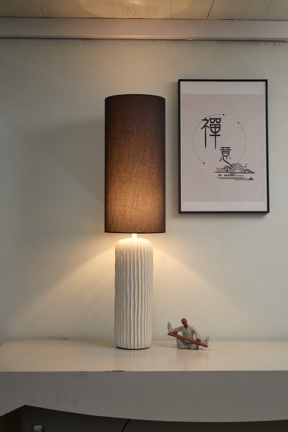 Lampa stołowa z ceramiką i pionowymi żebrami