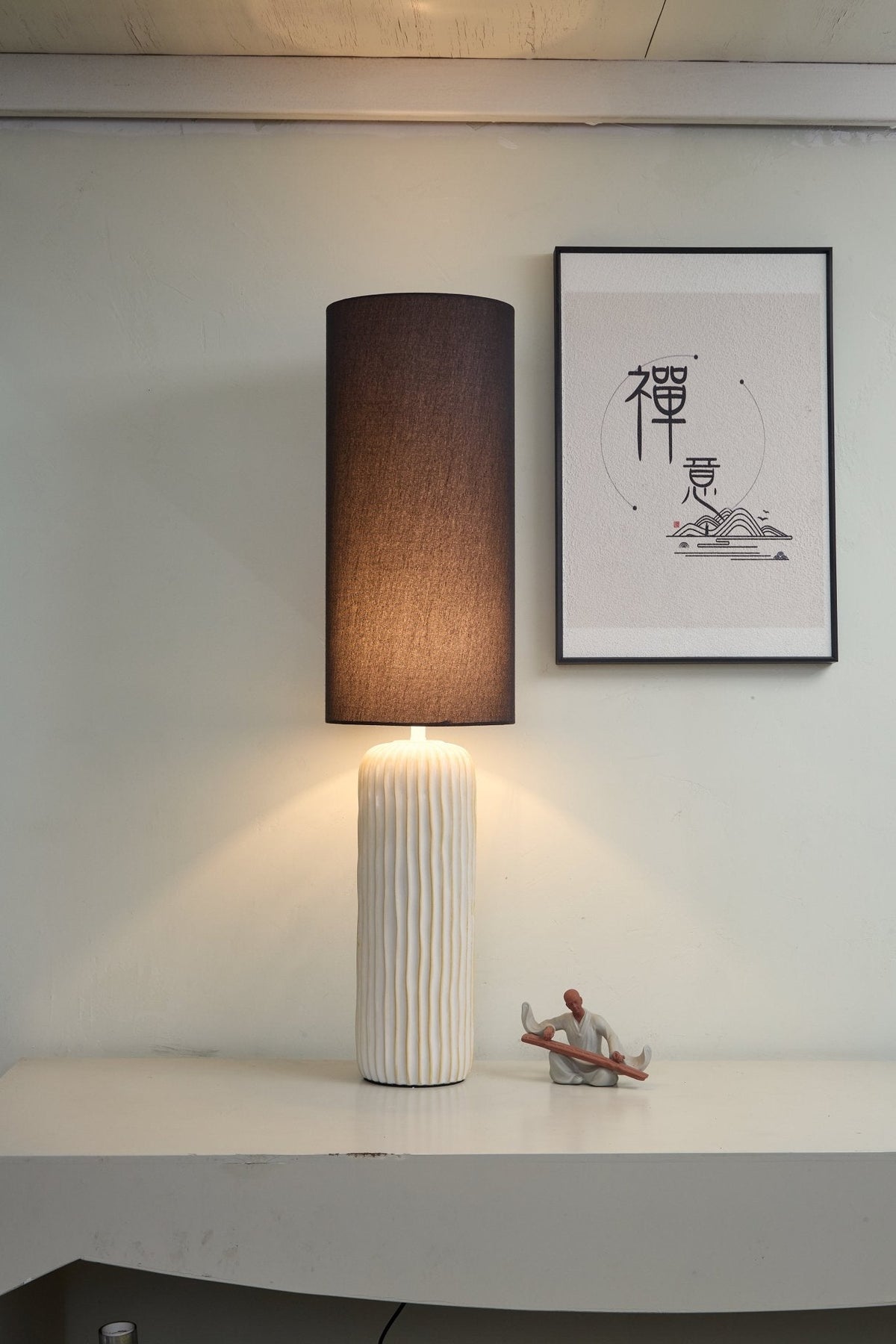 Lampa stołowa z ceramiką i pionowymi żebrami