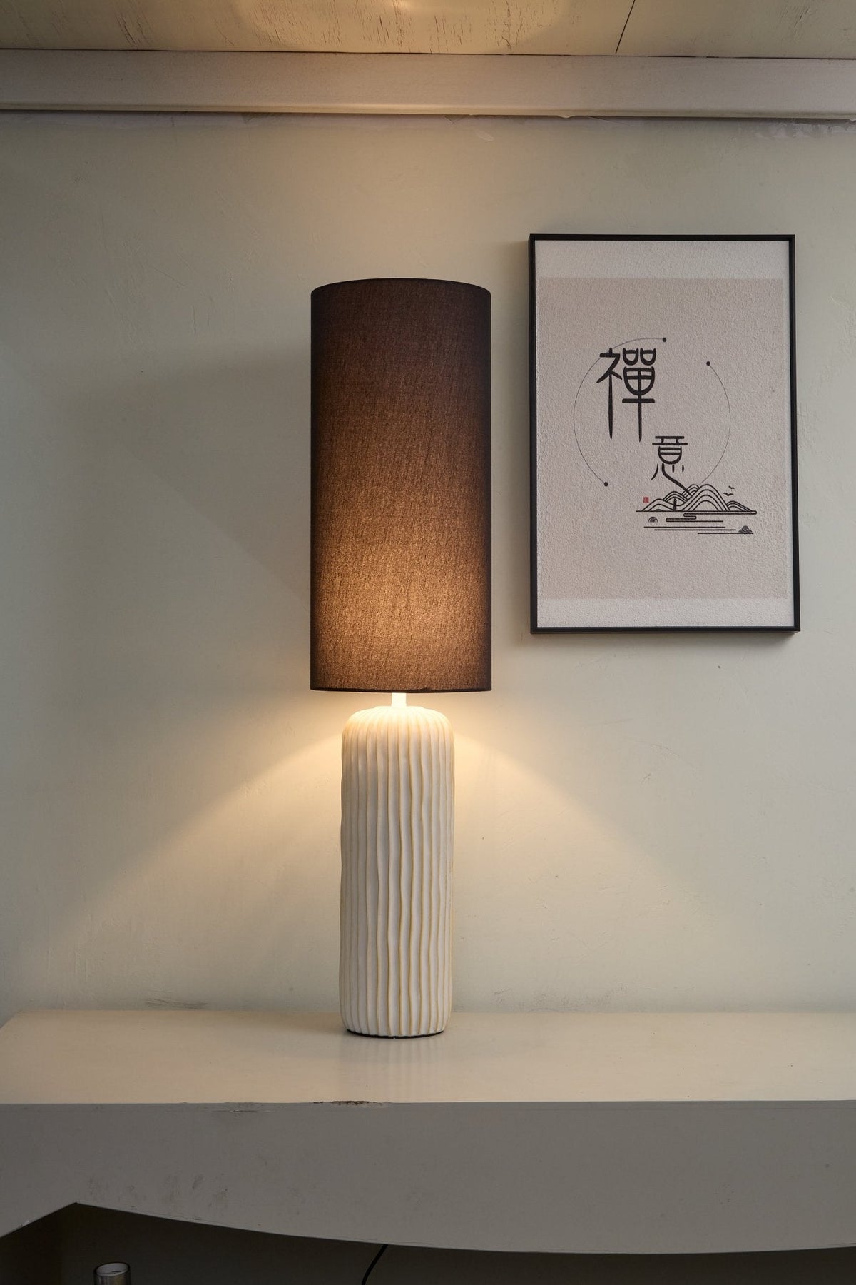 Lampa stołowa z ceramiką i pionowymi żebrami