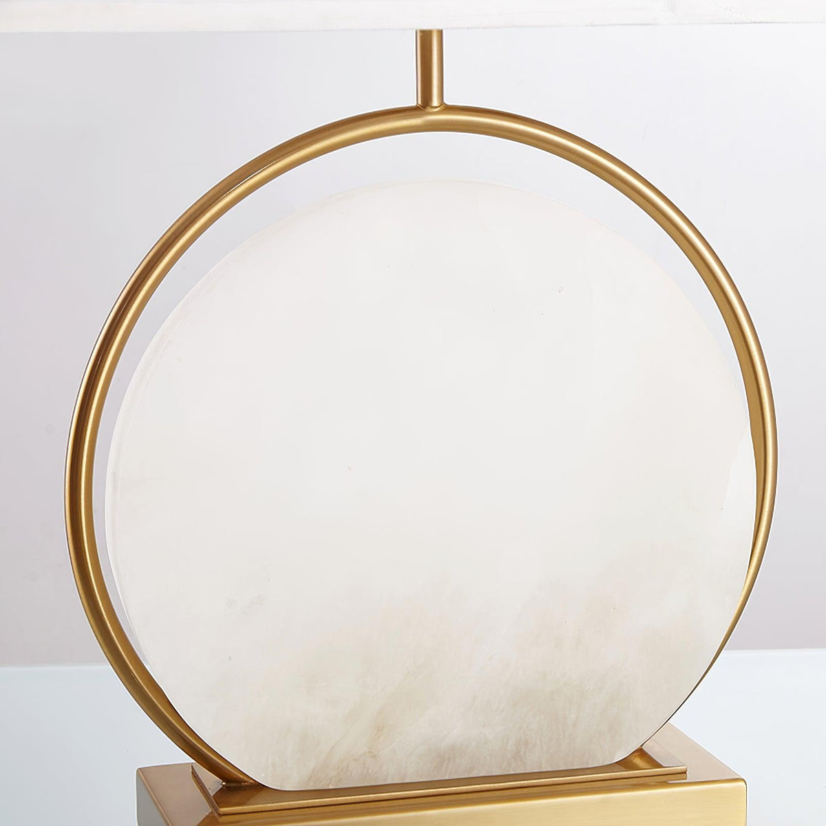 Lampa stołowa Cirilina ze złotym pierścieniem i osłoną z alabastu