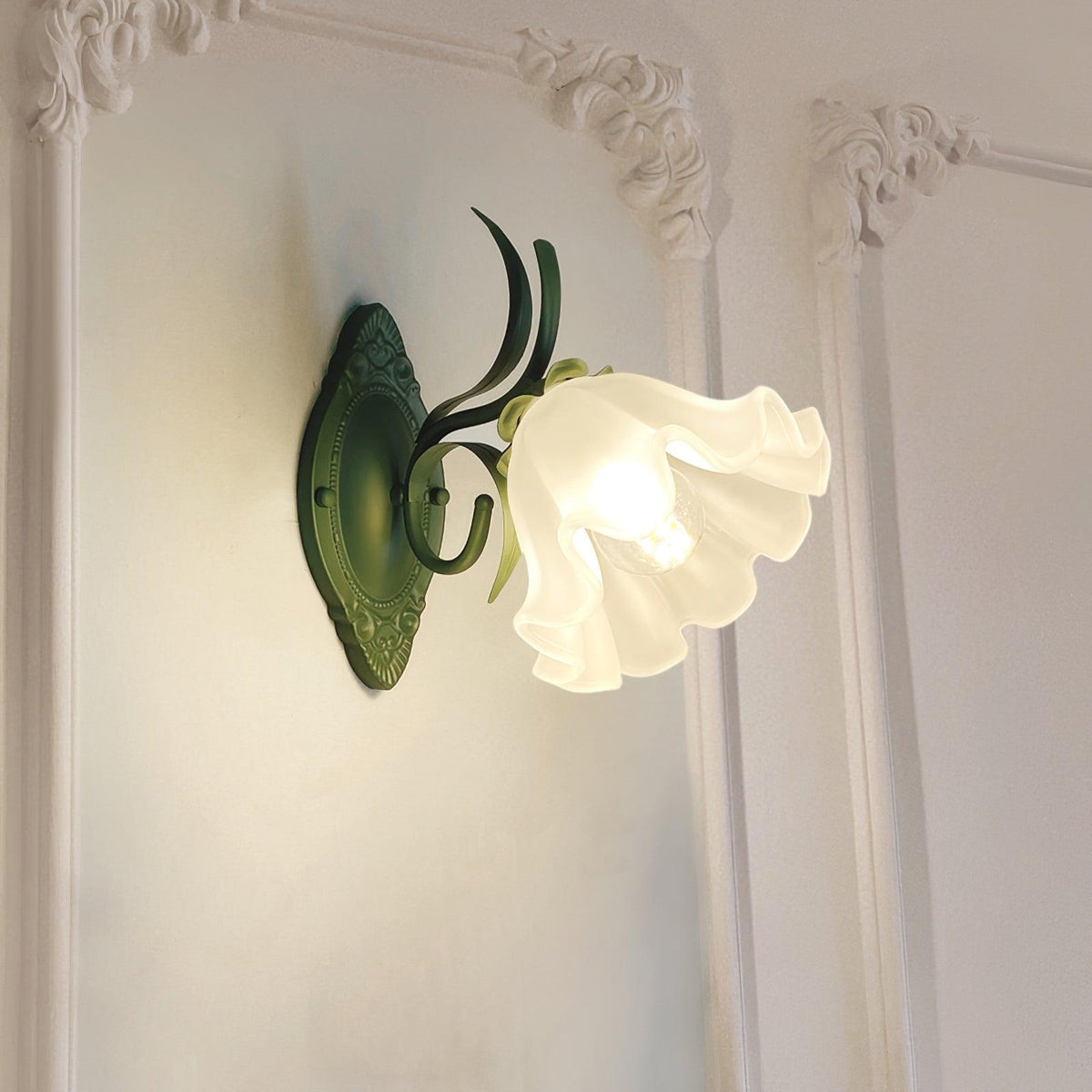 Kinkiet w stylu vintage z kloszem ze szkła o wzorze kwiatowym