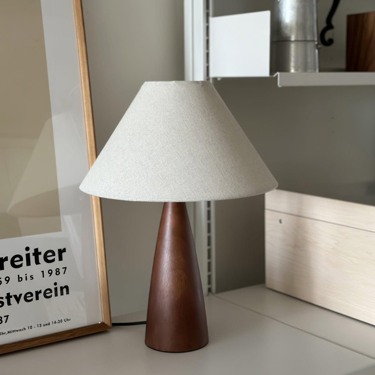 Lampa stołowa drewniana płócienna stożkowa minimalistyczna mid-century do salonu