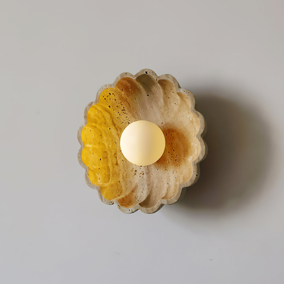 Lampa ścienna Ritta Flower ze szkła i żółtego travertynu