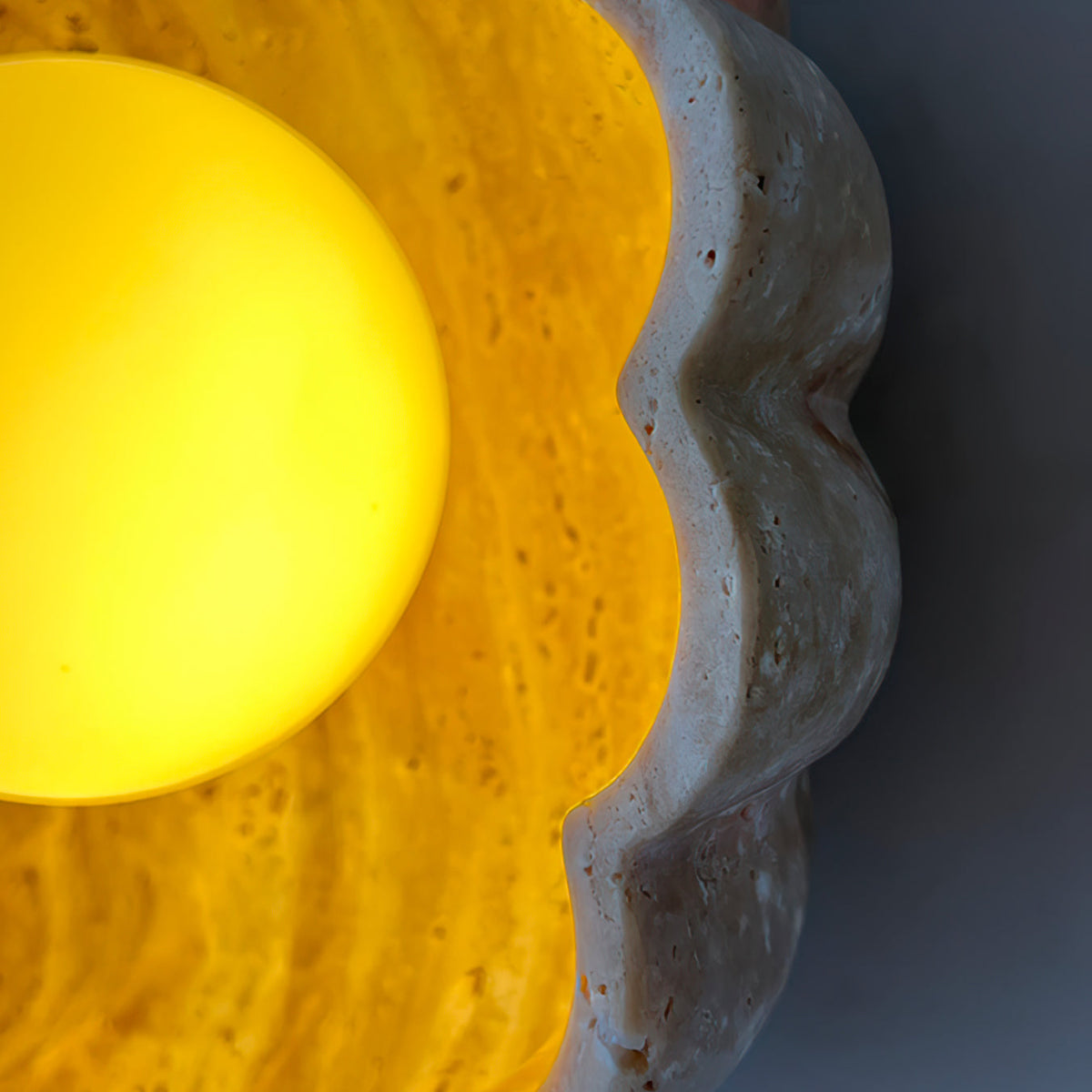 Lampa ścienna Ritta Flower ze szkła i żółtego travertynu