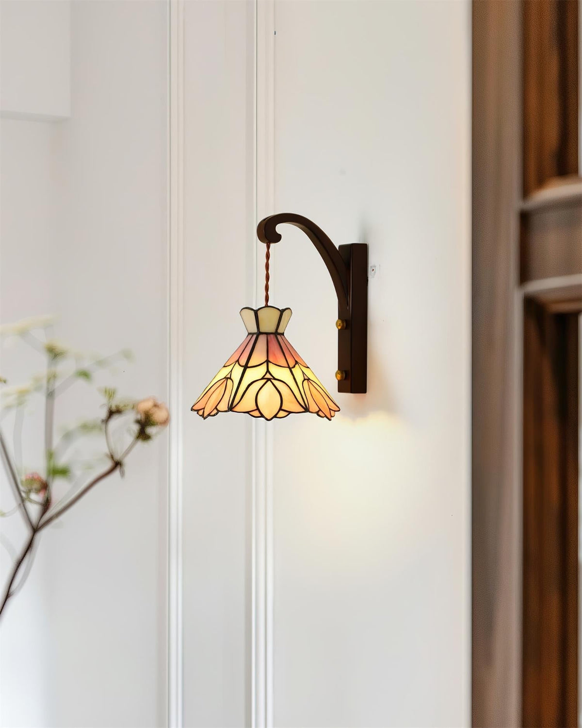 Kinkiet z drewnianą obudową i kloszem ze szkła Tiffany w różowe kwiaty, styl vintage Art Deco