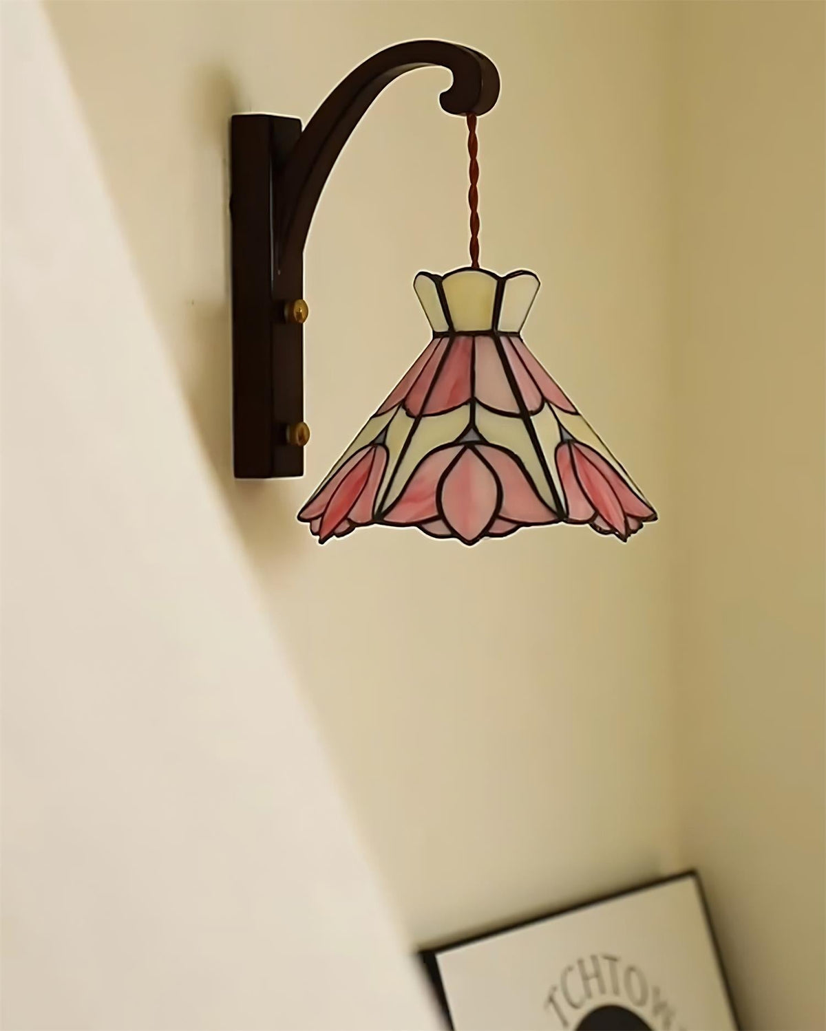 Kinkiet z drewnianą obudową i kloszem ze szkła Tiffany w różowe kwiaty, styl vintage Art Deco