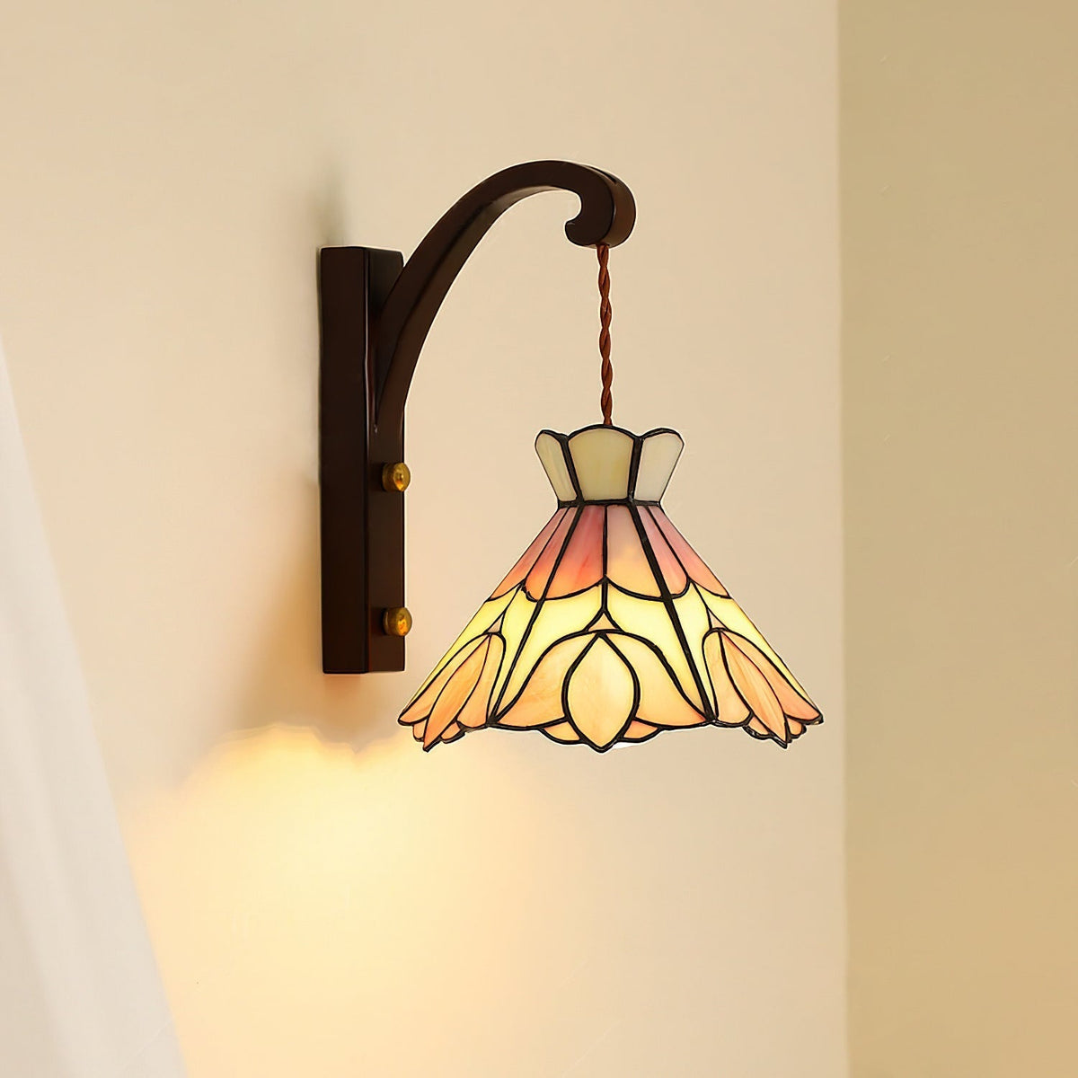 Kinkiet z drewnianą obudową i kloszem ze szkła Tiffany w różowe kwiaty, styl vintage Art Deco