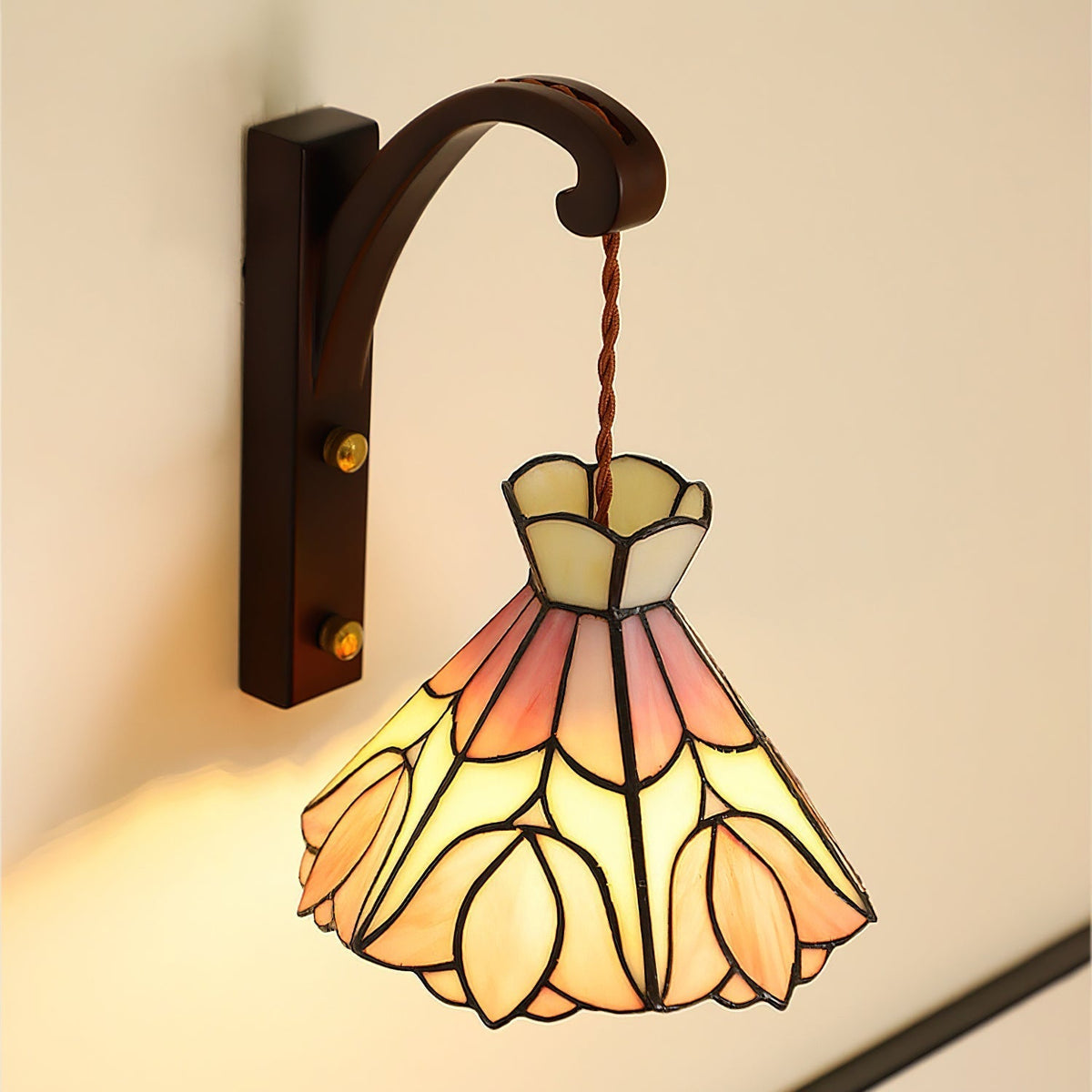 Kinkiet z drewnianą obudową i kloszem ze szkła Tiffany w różowe kwiaty, styl vintage Art Deco