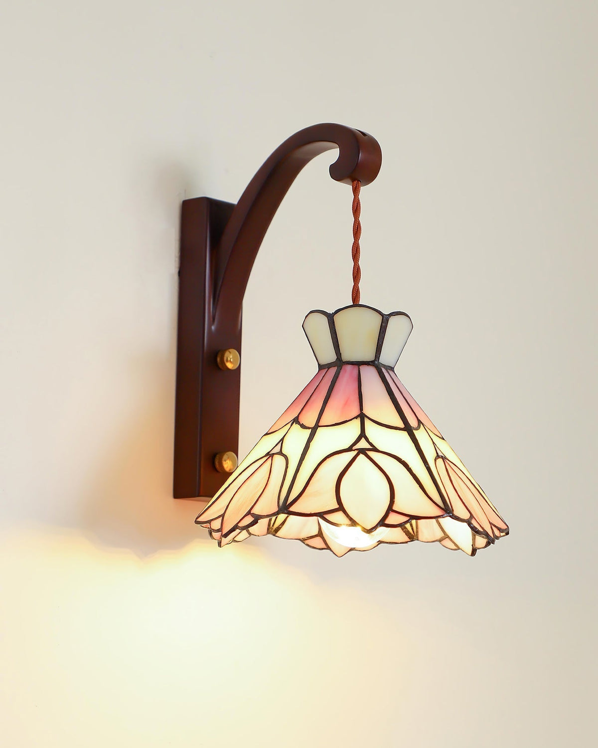 Kinkiet z drewnianą obudową i kloszem ze szkła Tiffany w różowe kwiaty, styl vintage Art Deco
