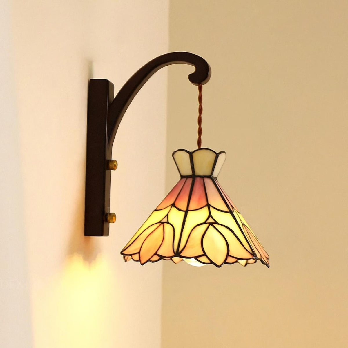 Kinkiet z drewnianą obudową i kloszem ze szkła Tiffany w różowe kwiaty, styl vintage Art Deco