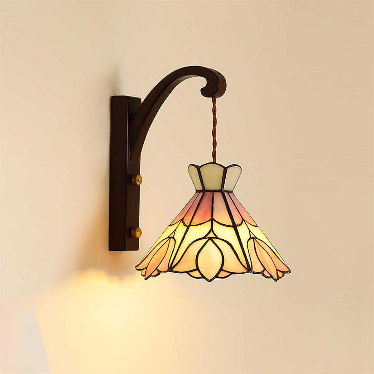 Kinkiet z drewnianą obudową i kloszem ze szkła Tiffany w różowe kwiaty, styl vintage Art Deco