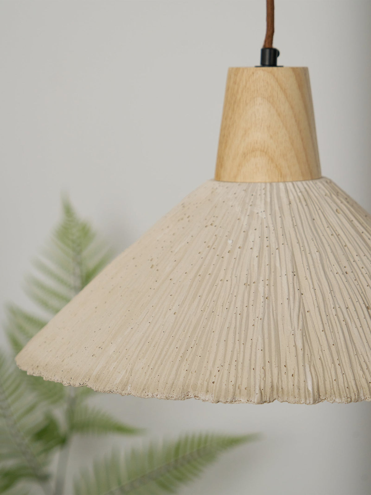 Lampa wisząca z drewnianym wierzchem i teksturowanym cieniutkim cementowym, szary, naturalny Japandi