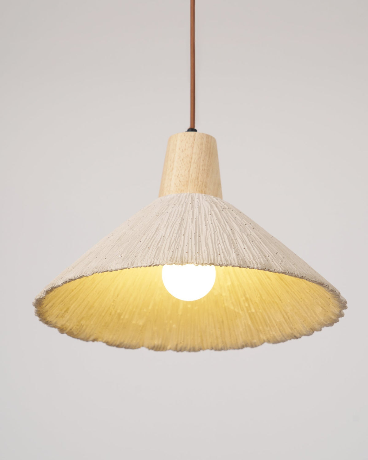 Lampa wisząca z drewnianym wierzchem i teksturowanym cieniutkim cementowym, szary, naturalny Japandi