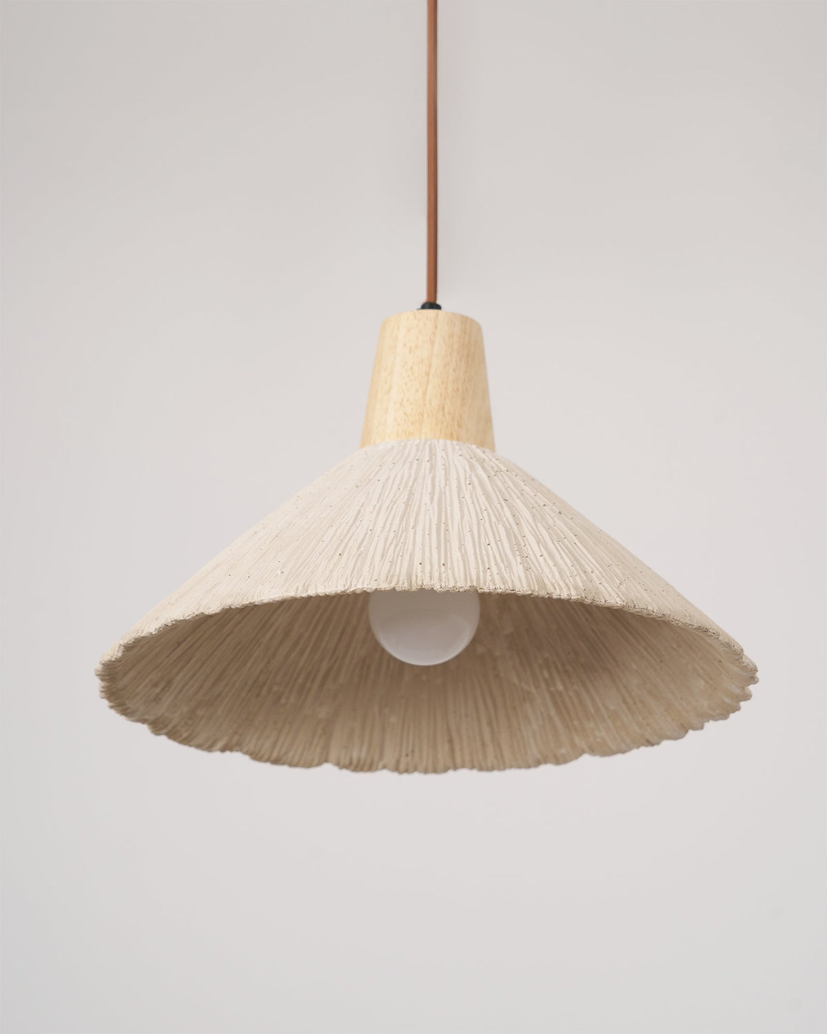 Lampa wisząca z drewnianym wierzchem i teksturowanym cieniutkim cementowym, szary, naturalny Japandi