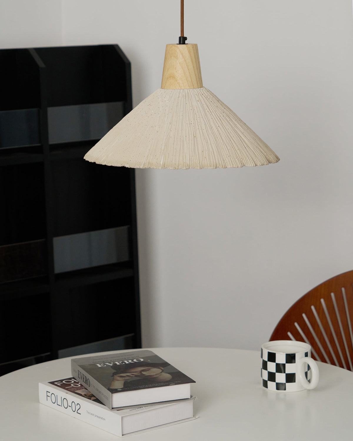 Lampa wisząca z drewnianym wierzchem i teksturowanym cieniutkim cementowym, szary, naturalny Japandi