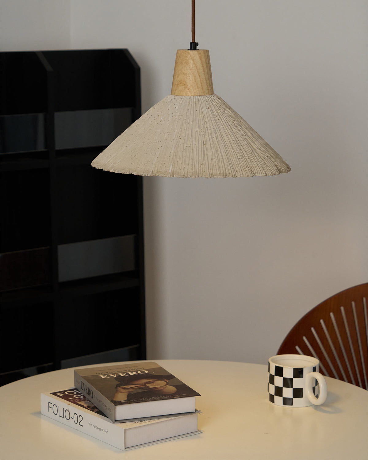 Lampa wisząca z drewnianym wierzchem i teksturowanym cieniutkim cementowym, szary, naturalny Japandi