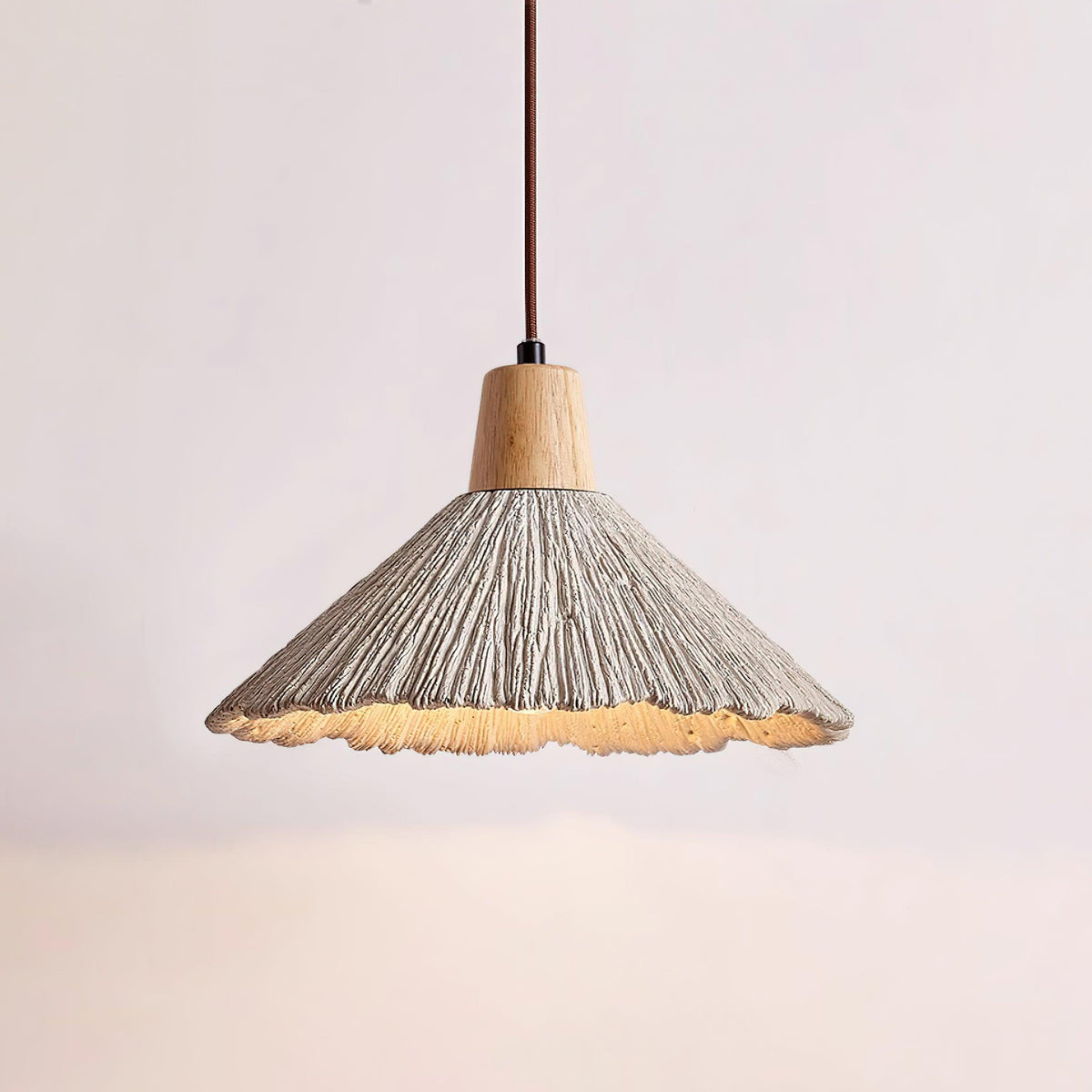 Lampa wisząca z drewnianym wierzchem i teksturowanym cieniutkim cementowym, szary, naturalny Japandi