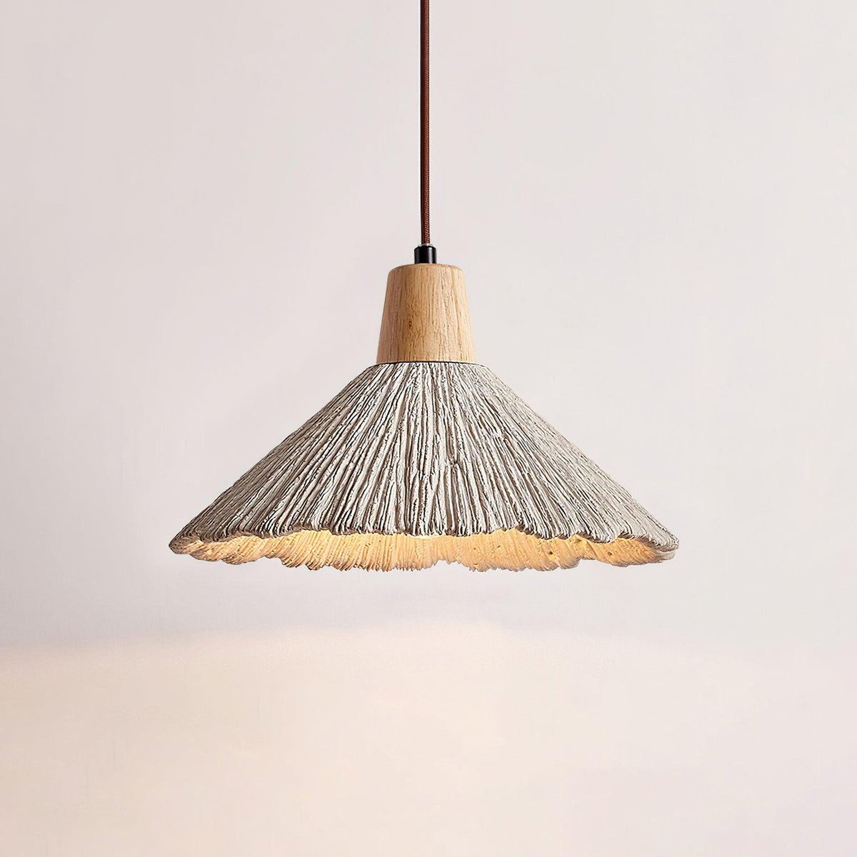 Lampa wisząca z drewnianym wierzchem i teksturowanym cieniutkim cementowym, szary, naturalny Japandi