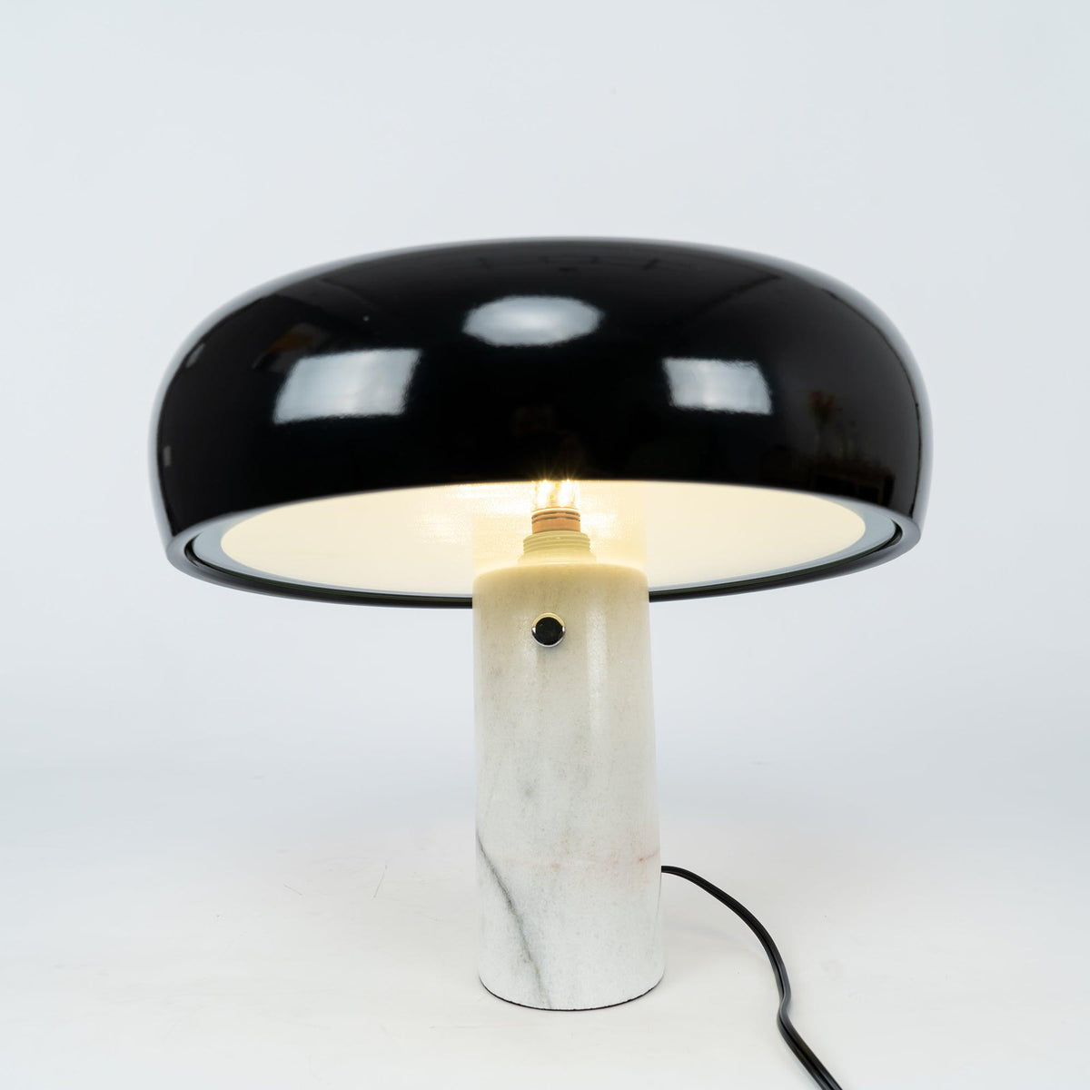 Lampa stołowa Nucleus z marmuru