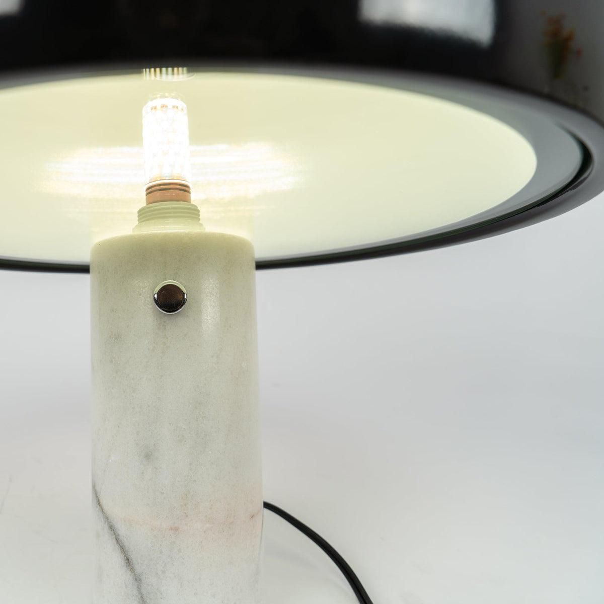 Lampa stołowa Nucleus z marmuru