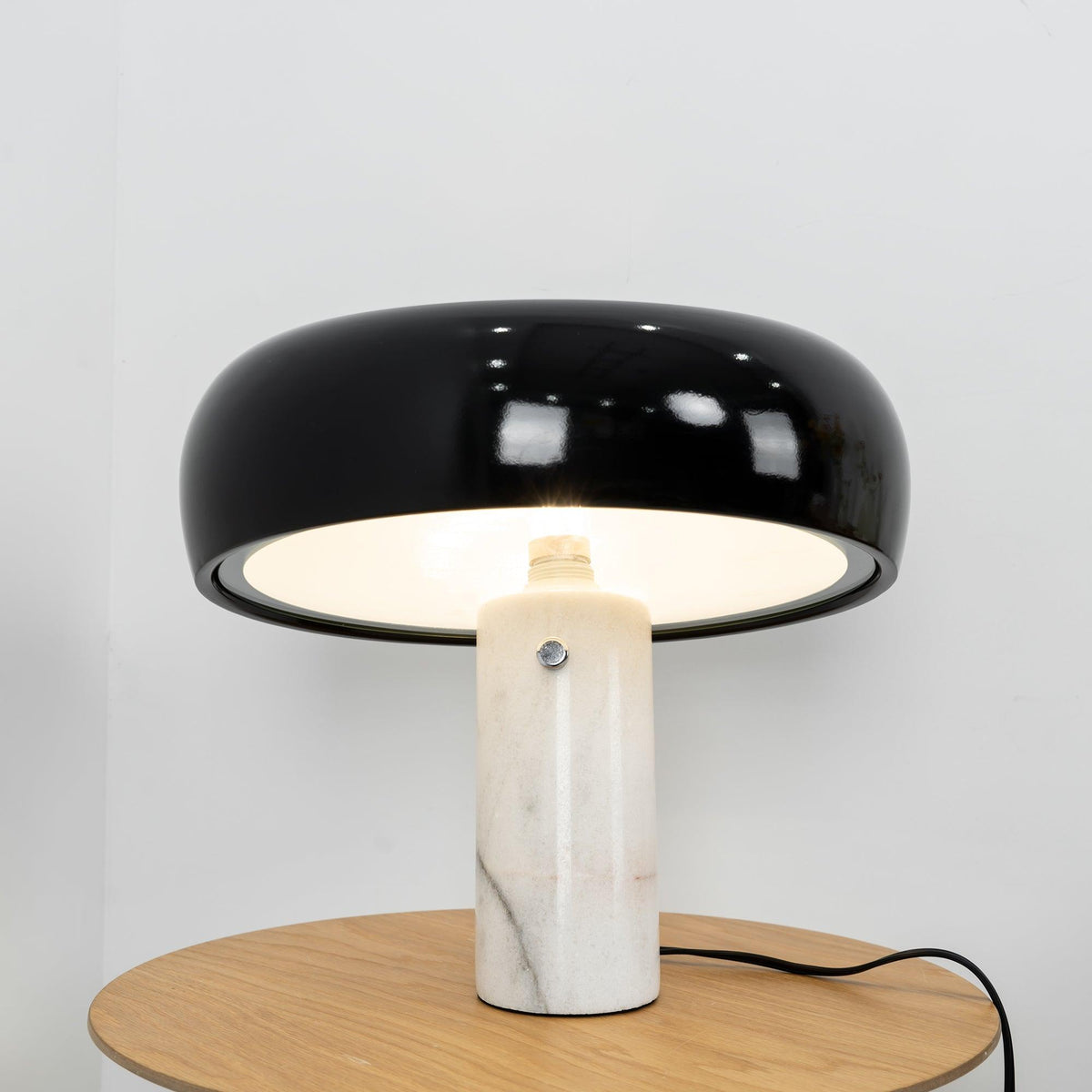 Lampa stołowa Nucleus z marmuru