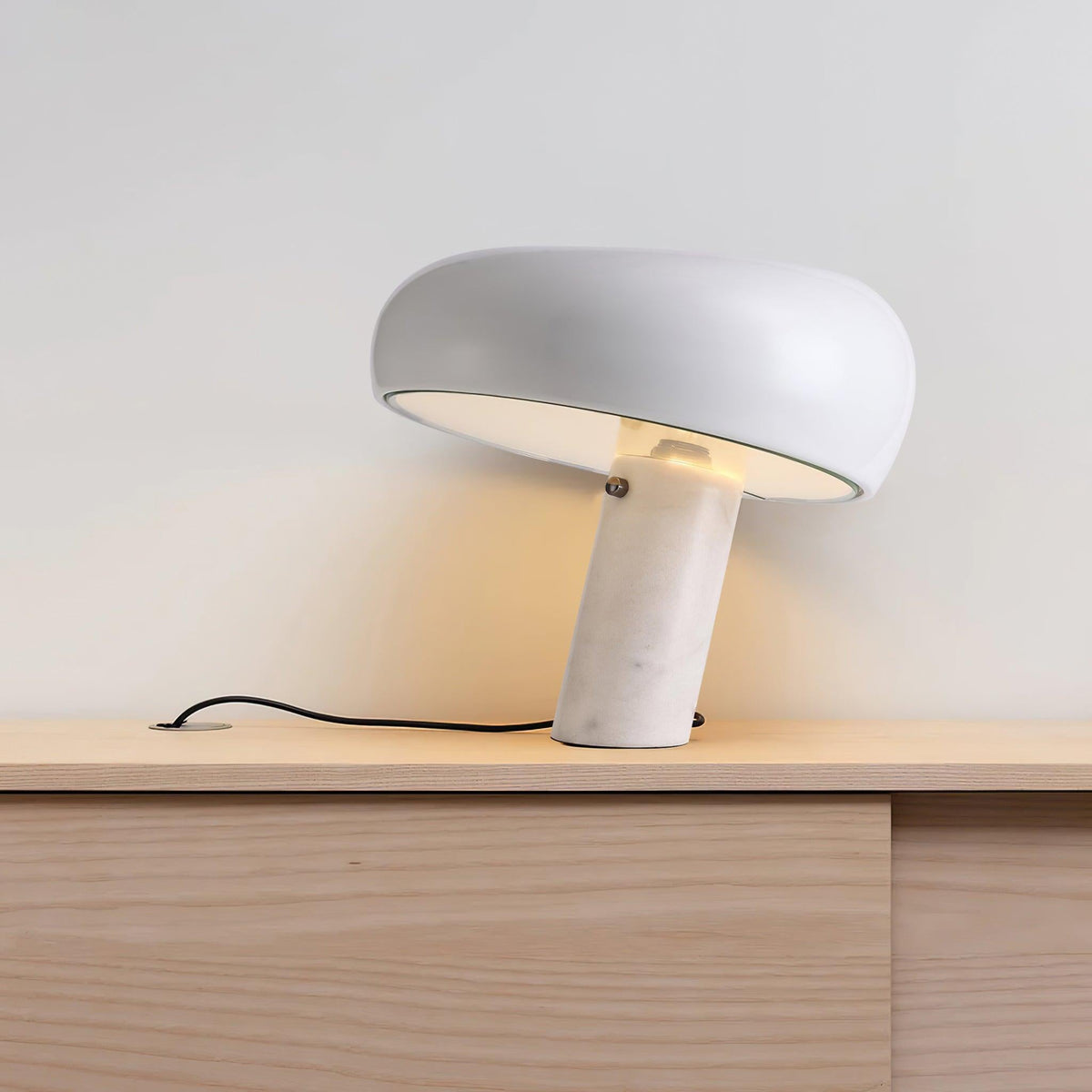 Lampa stołowa Nucleus z marmuru
