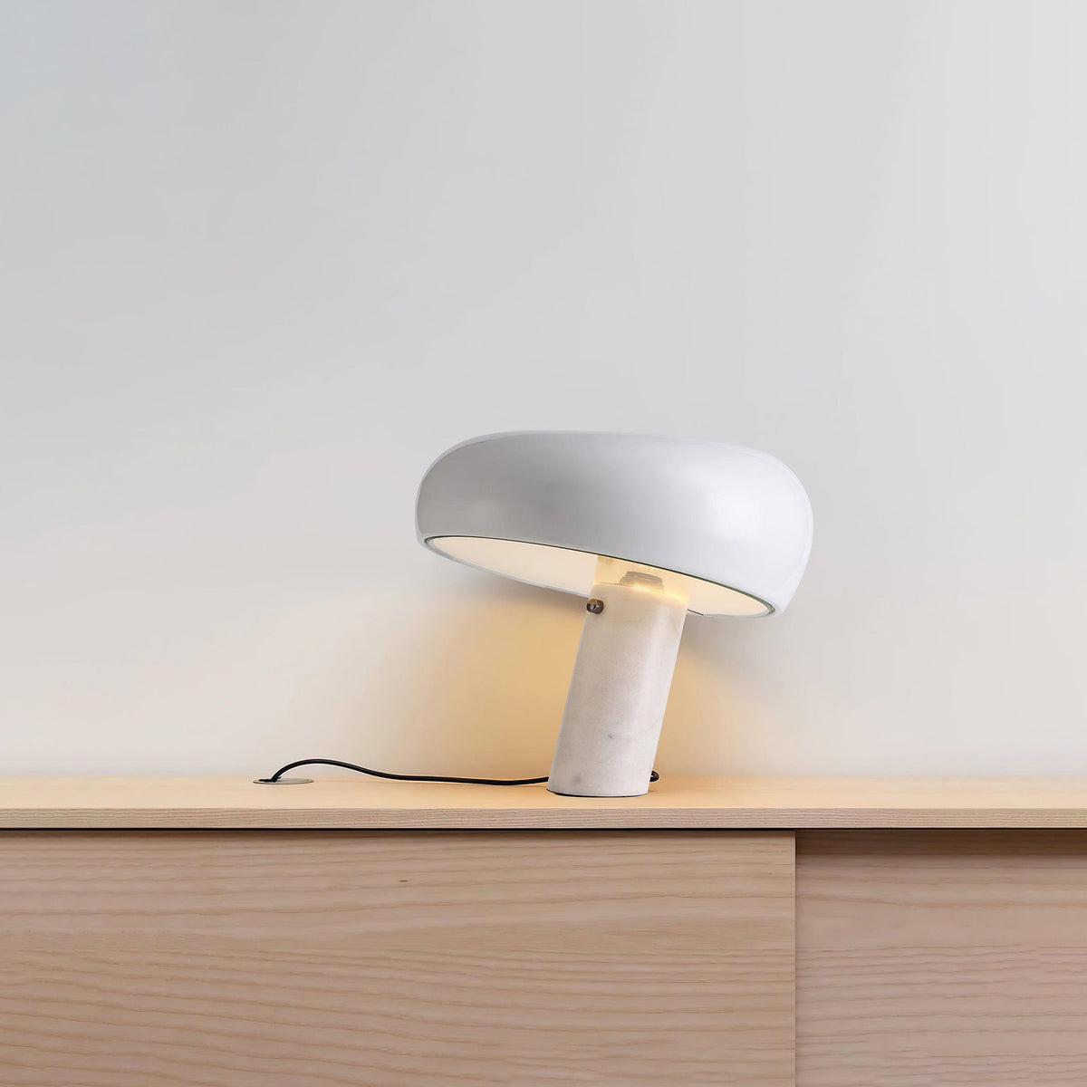 Lampa stołowa Nucleus z marmuru
