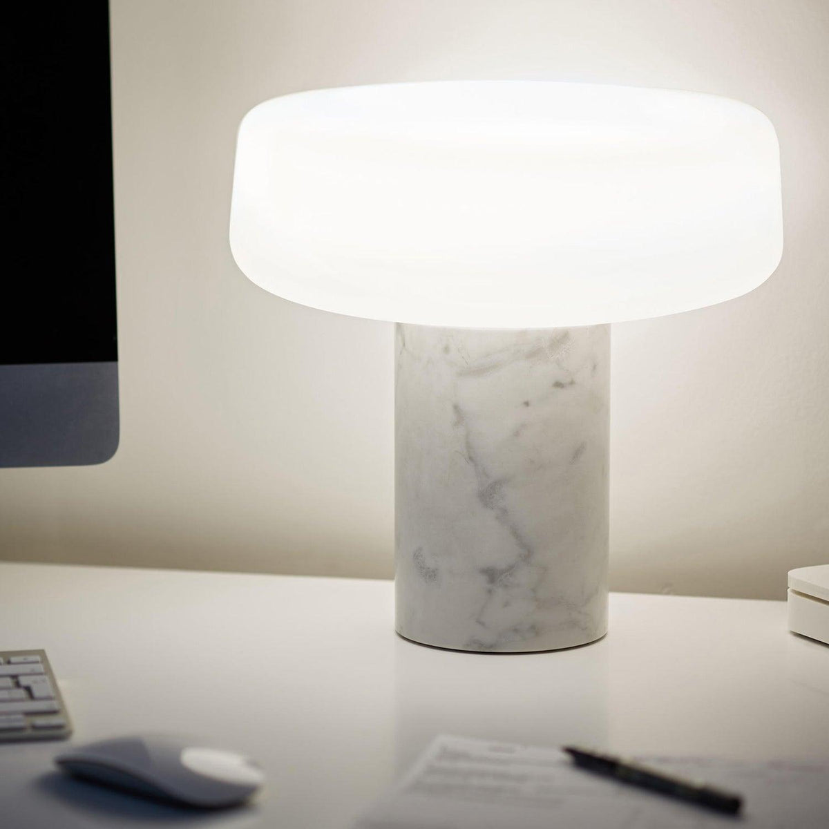 Erinilil lampa stołowa z podstawą z marmuru