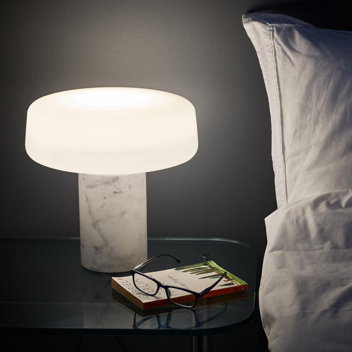 Erinilil lampa stołowa z podstawą z marmuru