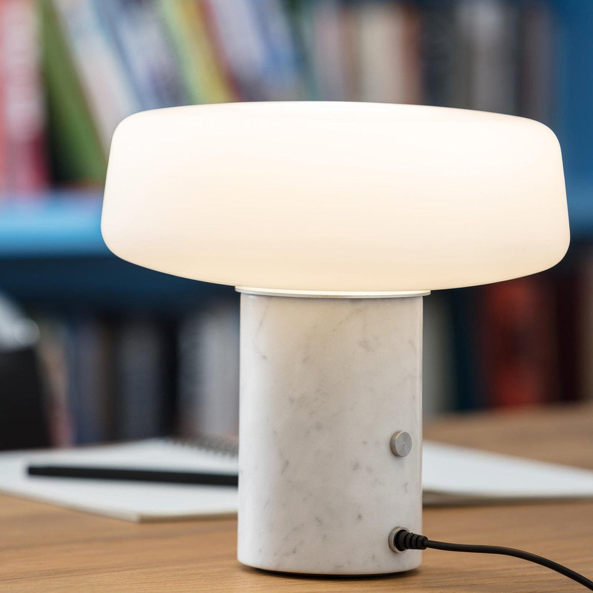 Erinilil lampa stołowa z podstawą z marmuru