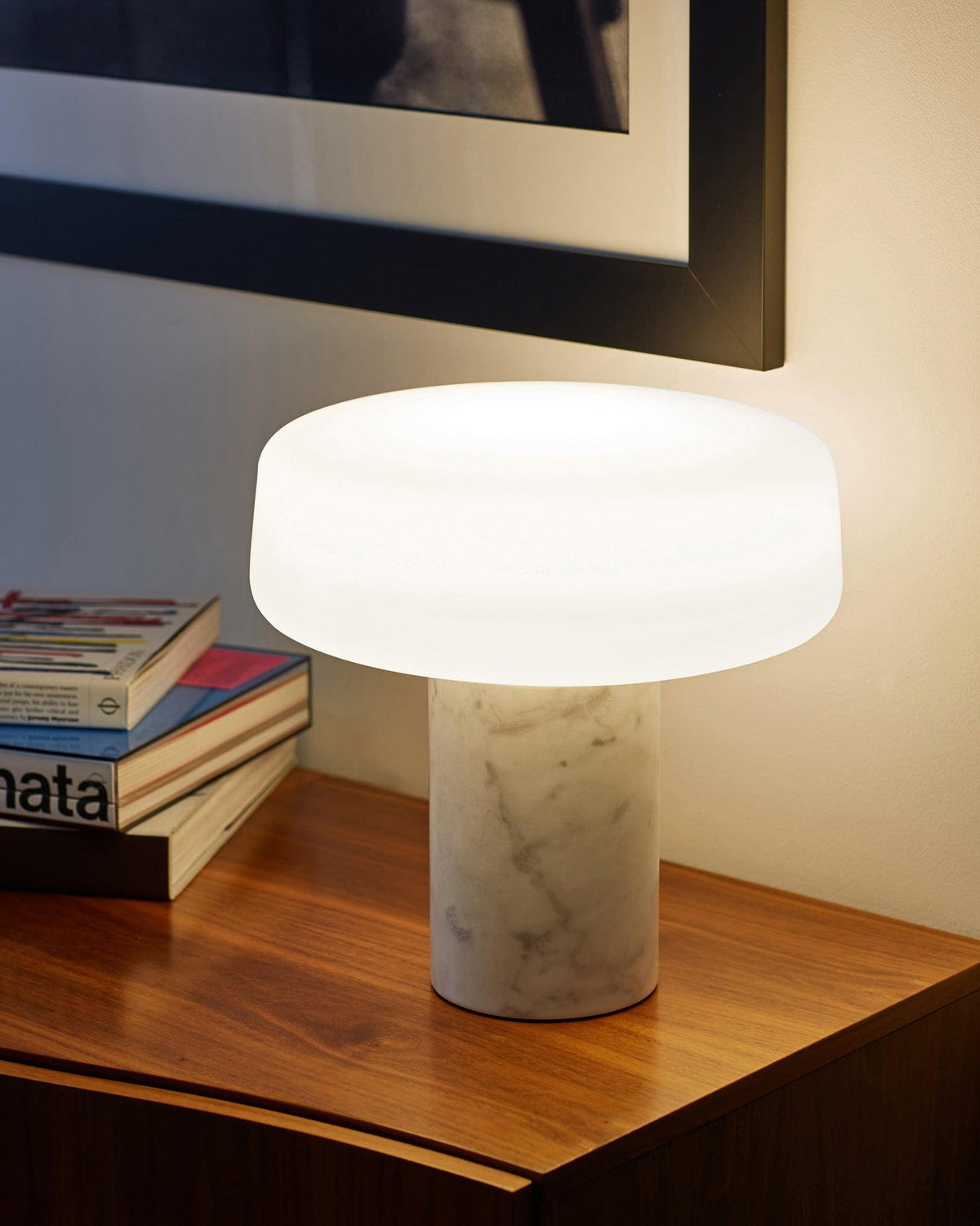 Erinilil lampa stołowa z podstawą z marmuru