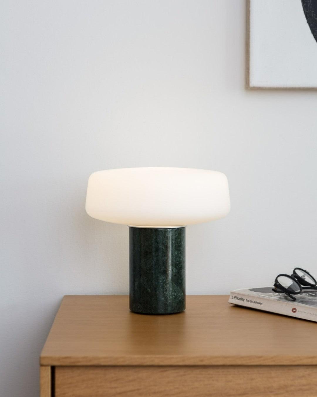 Erinilil lampa stołowa z podstawą z marmuru