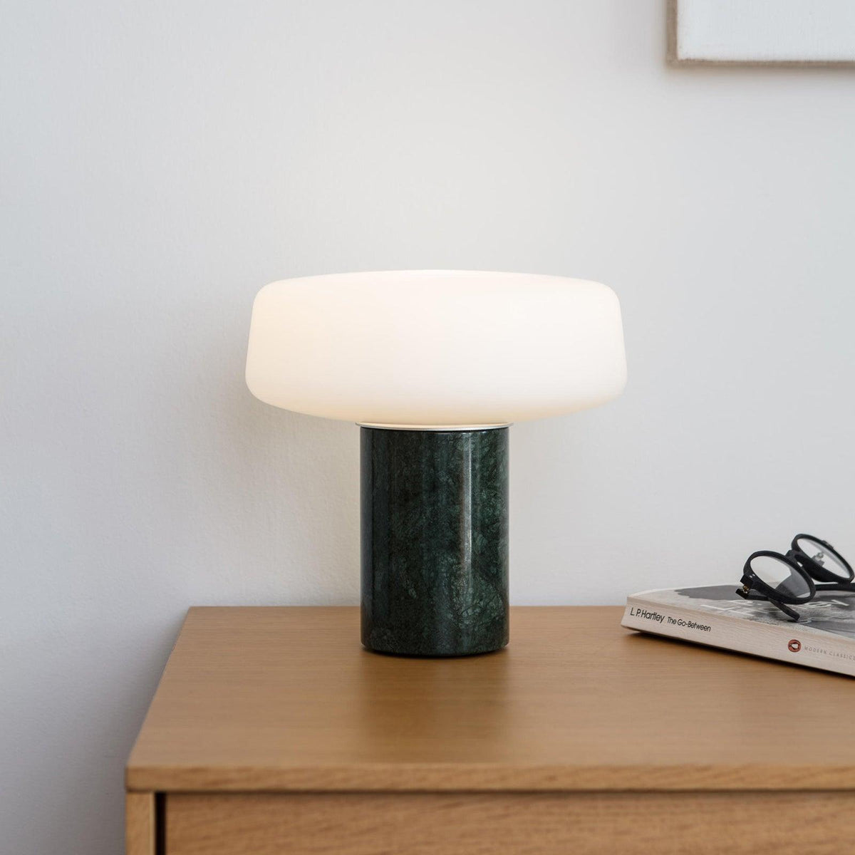 Erinilil lampa stołowa z podstawą z marmuru