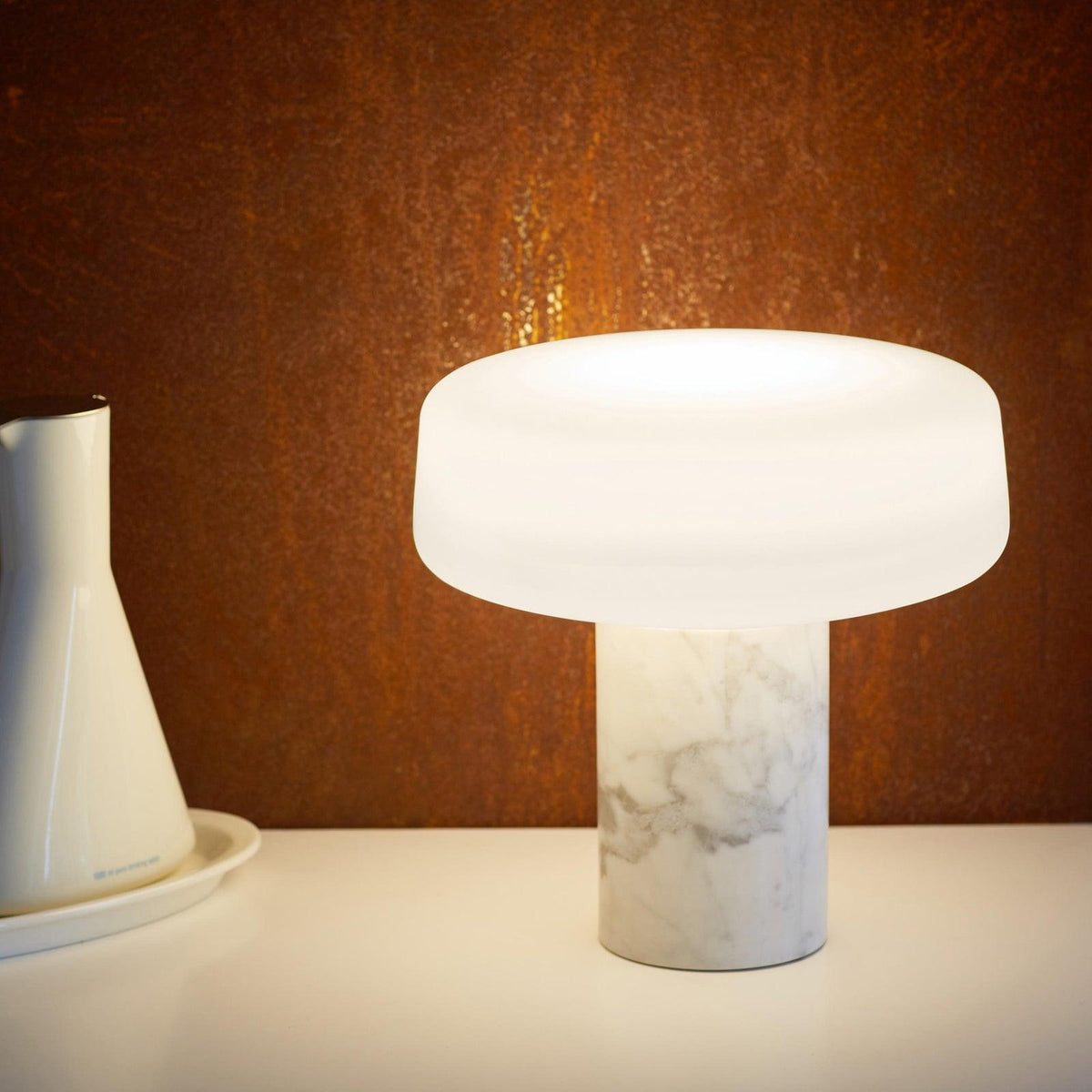 Erinilil lampa stołowa z podstawą z marmuru